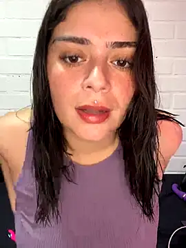 Snapshot of cami_lorena chatting on 09/29/25, 02:12 cami lorena online show from 09/29/25, 02:12