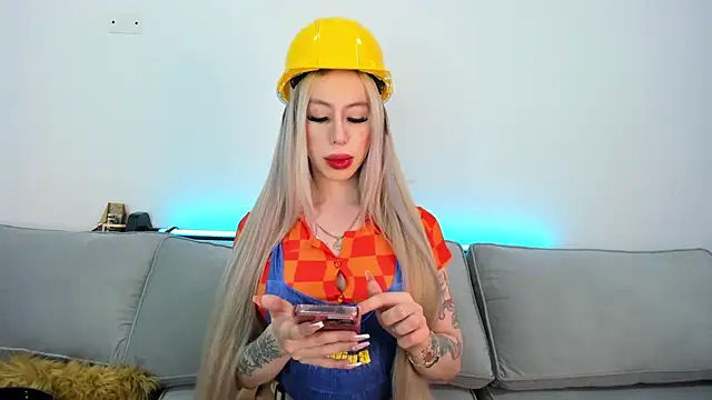 Snapshot of Sweet_Soffi chatting on 10/18/25, 03:52 Sweet Soffi online show from 10/18/25, 03:52