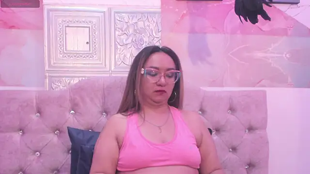 Snapshot of leyla_smithh chatting on 10/17/25, 12:29 leyla smithh online show from 10/17/25, 12:29