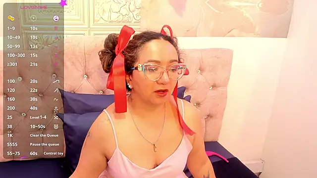 Snapshot of leyla_smithh chatting on 10/15/25, 12:35 leyla smithh online show from 10/15/25, 12:35