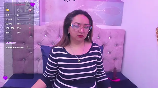 Snapshot of leyla_smithh chatting on 10/18/25, 12:18 leyla smithh online show from 10/18/25, 12:18