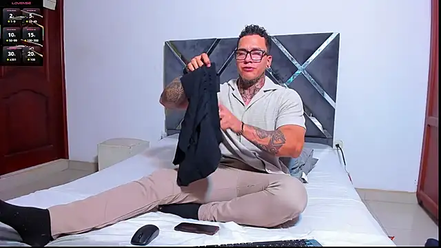 ArnoldSexy  online show from 11/10/25, 04:56