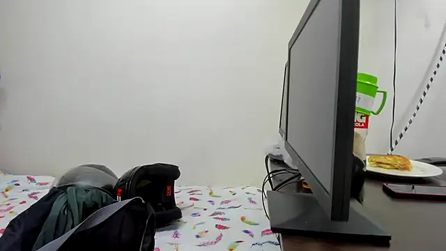 Snapshot of Holdme_Hot chatting on 10/20/25, 04:03 Holdme Hot online show from 10/20/25, 04:03