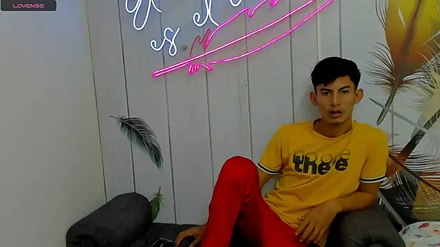 Snapshot of Holdme_Hot chatting on 10/05/25, 04:14 Holdme Hot online show from 10/05/25, 04:14