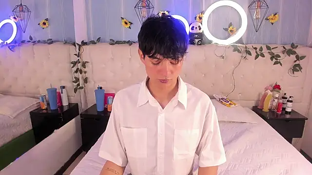 AleAurarashi online show from 11/25/25, 03:18