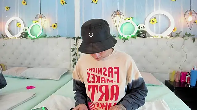 AleAurarashi online show from 11/19/25, 02:55