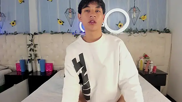 AleAurarashi online show from 11/28/25, 02:23