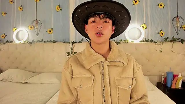 AleAurarashi online show from 11/14/25, 06:06