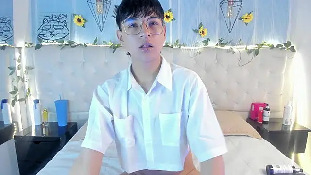 Snapshot of AleAurarashi chatting on 10/12/25, 12:56 AleAurarashi online show from 10/12/25, 12:56