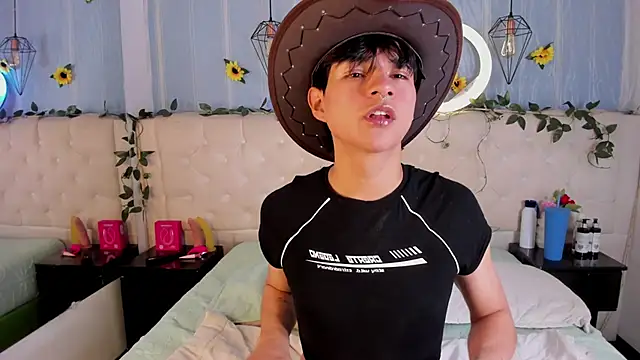 AleAurarashi online show from 11/21/25, 03:38