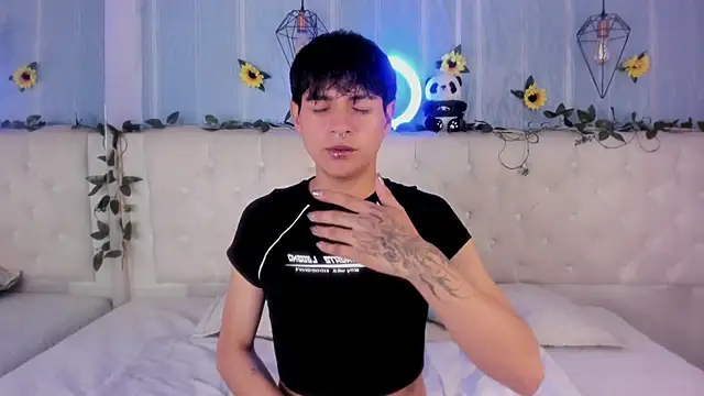 AleAurarashi online show from 11/30/25, 01:28