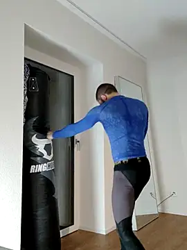 Snapshot of EyesNeverLies chatting on 09/28/25, 03:24 EyesNeverLies online show from 09/28/25, 03:24