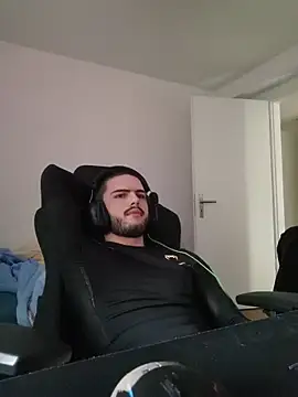 Snapshot of EyesNeverLies chatting on 10/31/25, 07:38 EyesNeverLies online show from 10/31/25, 07:38