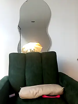 a Malgosia mako online show from 10/22/25, 04:17