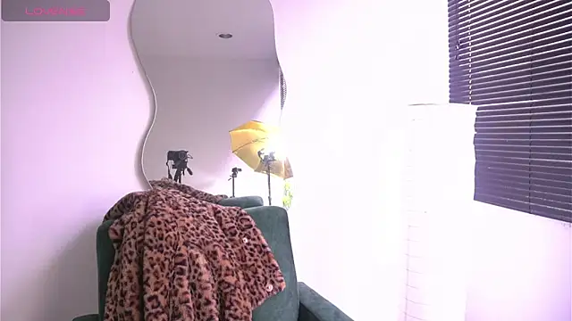 a Malgosia mako online show from 10/29/25, 03:22