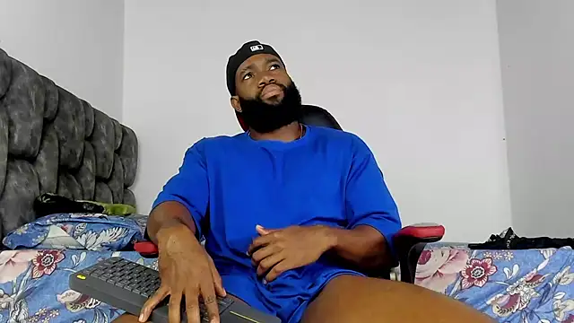 Snapshot of james_musclebbc chatting on 10/21/25, 09:52 james musclebbc online show from 10/21/25, 09:52