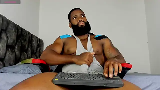 Snapshot of james_musclebbc chatting on 06/05/26, 01:21 james musclebbc online show from 06/05/26, 01:21