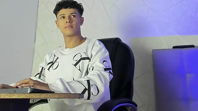 Snapshot of Alex_Colton7 chatting on 12/15/25, 04:07 Alex Colton7 online show from 12/15/25, 04:07