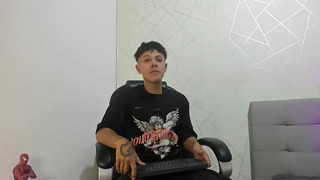 Snapshot of Alex_Colton7 chatting on 11/08/25, 03:21 Alex Colton7 online show from 11/08/25, 03:21