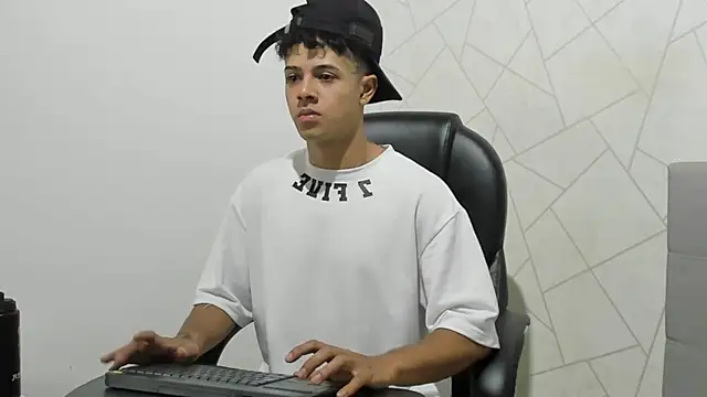 Snapshot of Alex_Colton7 chatting on 11/28/25, 03:50 Alex Colton7 online show from 11/28/25, 03:50