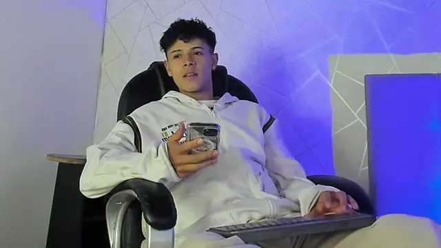 Snapshot of Alex_Colton7 chatting on 12/04/25, 05:17 Alex Colton7 online show from 12/04/25, 05:17