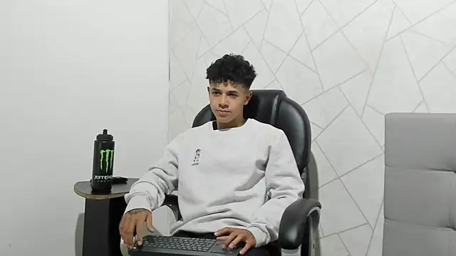 Snapshot of Alex_Colton7 chatting on 11/29/25, 04:01 Alex Colton7 online show from 11/29/25, 04:01