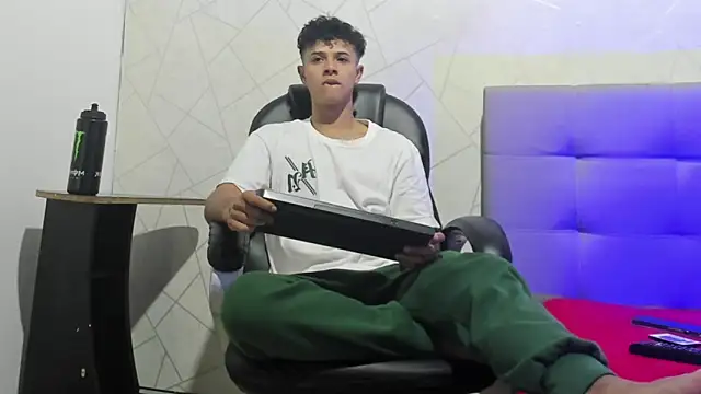 Snapshot of Alex_Colton7 chatting on 12/14/25, 03:35 Alex Colton7 online show from 12/14/25, 03:35