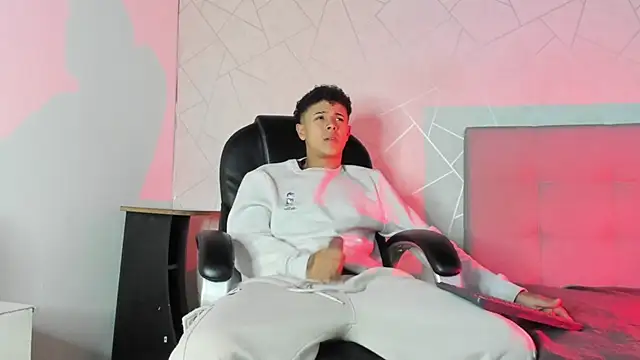 Snapshot of Alex_Colton7 chatting on 11/30/25, 04:02 Alex Colton7 online show from 11/30/25, 04:02