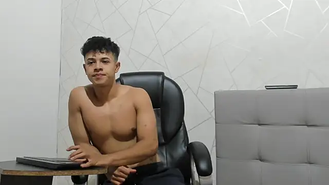 Snapshot of Alex_Colton7 chatting on 11/15/25, 04:05 Alex Colton7 online show from 11/15/25, 04:05