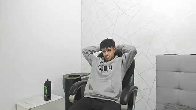 Snapshot of Alex_Colton7 chatting on 11/14/25, 03:43 Alex Colton7 online show from 11/14/25, 03:43