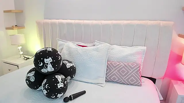 Chahna  online show from 10/31/25, 12:02