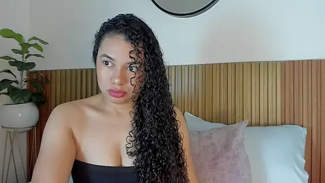 Snapshot of angie_leonn chatting on 09/16/25, 12:06 angie leonn online show from 09/16/25, 12:06