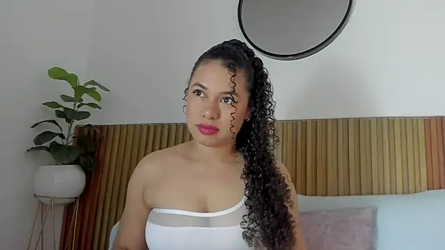 Snapshot of angie_leonn chatting on 09/18/25, 12:08 angie leonn online show from 09/18/25, 12:08