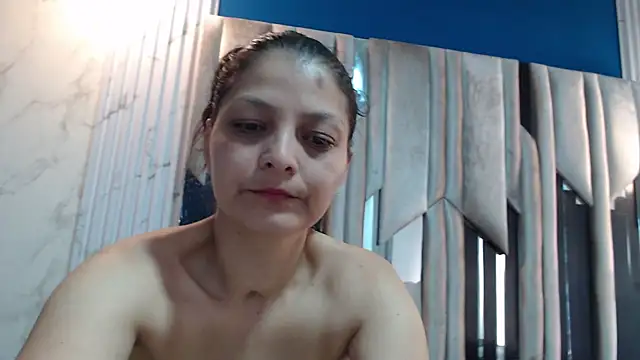 KiraaWild online show from 10/26/25, 02:17