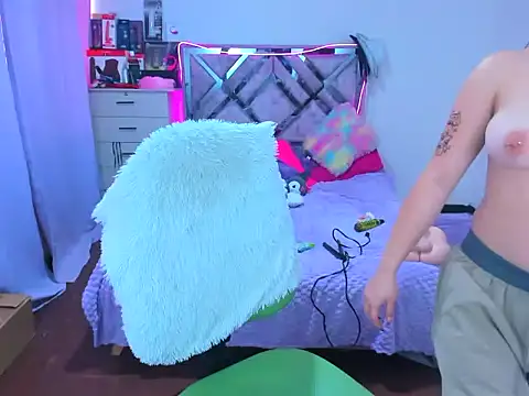 Snapshot of Luna_Analya chatting on 10/21/25, 12:37 Luna Analya online show from 10/21/25, 12:37