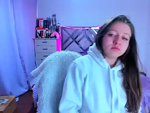 Snapshot of Luna_Analya chatting on 10/17/25, 01:13 Luna Analya online show from 10/17/25, 01:13