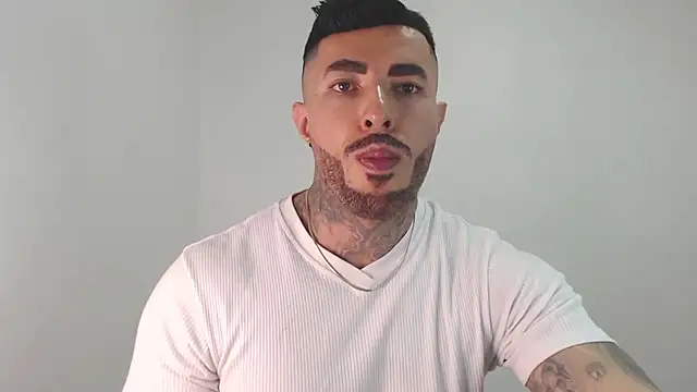 Snapshot of andrea_de_lucaa chatting on 05/04/26, 04:49 andrea de lucaa online show from 05/04/26, 04:49