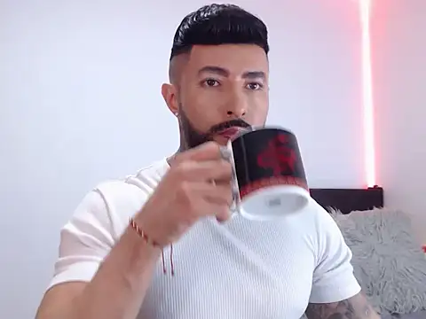 andrea de lucaa online show from 10/22/25, 04:01