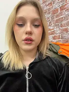 Snapshot of CaitlinSugar chatting on 01/13/26, 03:32 CaitlinSugar online show from 01/13/26, 03:32