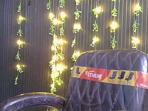 Snapshot of Exotic_Shikha chatting on 12/18/25, 11:03 Exotic Shikha online show from 12/18/25, 11:03