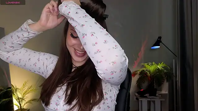 Lucy louras online show from 09/26/25, 12:01