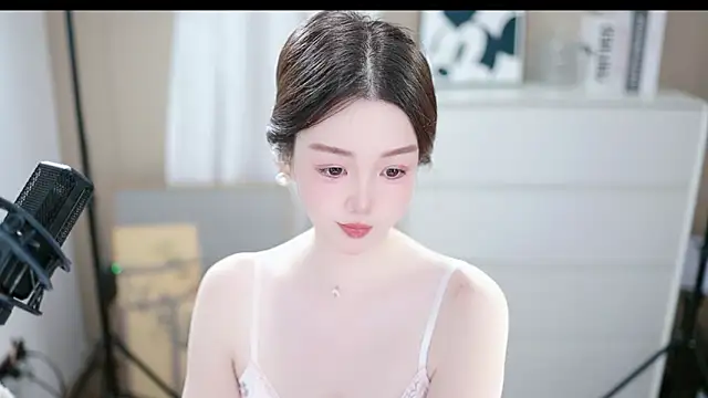 abbyli12 online show from 10/29/25, 02:16