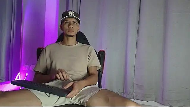 Snapshot of DustinandJordan chatting on 10/01/25, 05:56 DustinandJordan online show from 10/01/25, 05:56