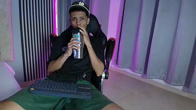 Snapshot of DustinandJordan chatting on 11/26/25, 05:18 DustinandJordan online show from 11/26/25, 05:18