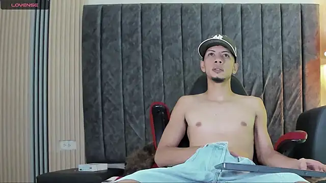 Snapshot of DustinandJordan chatting on 11/21/25, 04:22 DustinandJordan online show from 11/21/25, 04:22