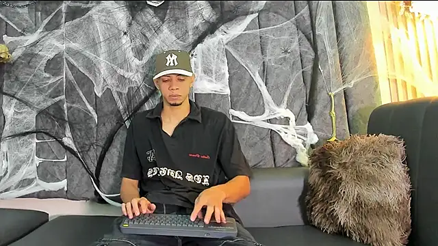 Snapshot of DustinandJordan chatting on 10/30/25, 08:39 DustinandJordan online show from 10/30/25, 08:39