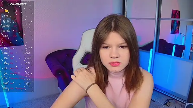 Snapshot of Lunamytrend chatting on 10/31/25, 12:02 Lunamytrend online show from 10/31/25, 12:02