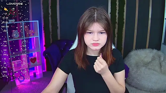 Snapshot of Lunamytrend chatting on 11/19/25, 06:35 Lunamytrend online show from 11/19/25, 06:35