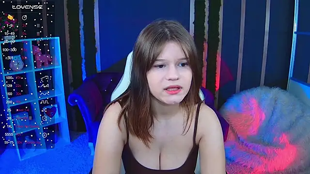 Snapshot of Lunamytrend chatting on 11/24/25, 12:05 Lunamytrend online show from 11/24/25, 12:05