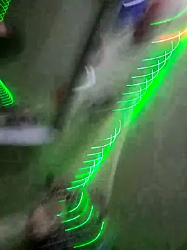 Snapshot of bearded_cross chatting on 12/19/25, 05:43 bearded cross online show from 12/19/25, 05:43